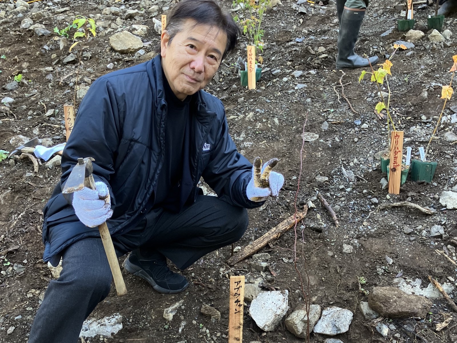 植樹を行う笠井社長
